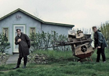 STIHUSVEJ 1, ELSE - LYSTRUP STRAND, der er ryddet op i Smut, Stihusvej 7. Willy Jacobsen og svigersøn Knud Erik Jensen 1964